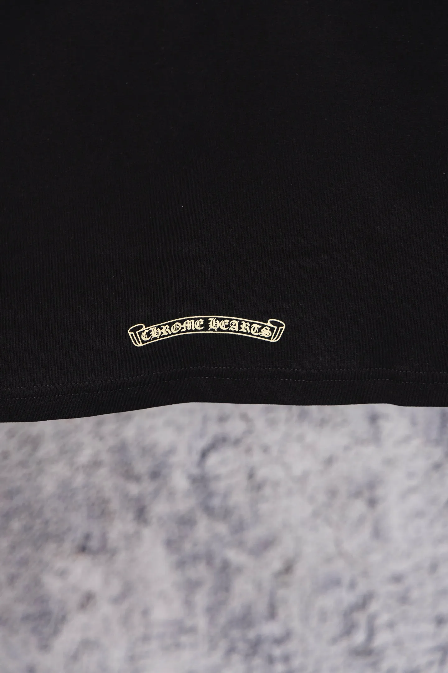 P190 Chrome Hearts CH Chrome Hearts Arm Camouflage Letters Large Logo Pocket Long Sleeve T-shirt Made of 300 grams of pure cotton fabric Threads are encrypted in the same color as the cylinder. The color is the same. Buy with confidence. The workmanship details are to the extreme, different from ordinary products in the market. White ink direct-jet printing high-temperature technology. Large factory flow workmanship. Double-line hemming production. Machine washable. High temperature resistance. Imported pigments will not fall off. Color: black white. Size: S—